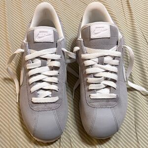 Nike Women's Light Gray Sneakers